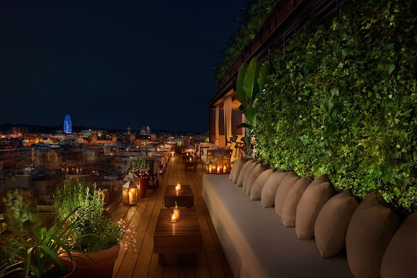 2 bars/lounges, rooftop bar, cocktail bar