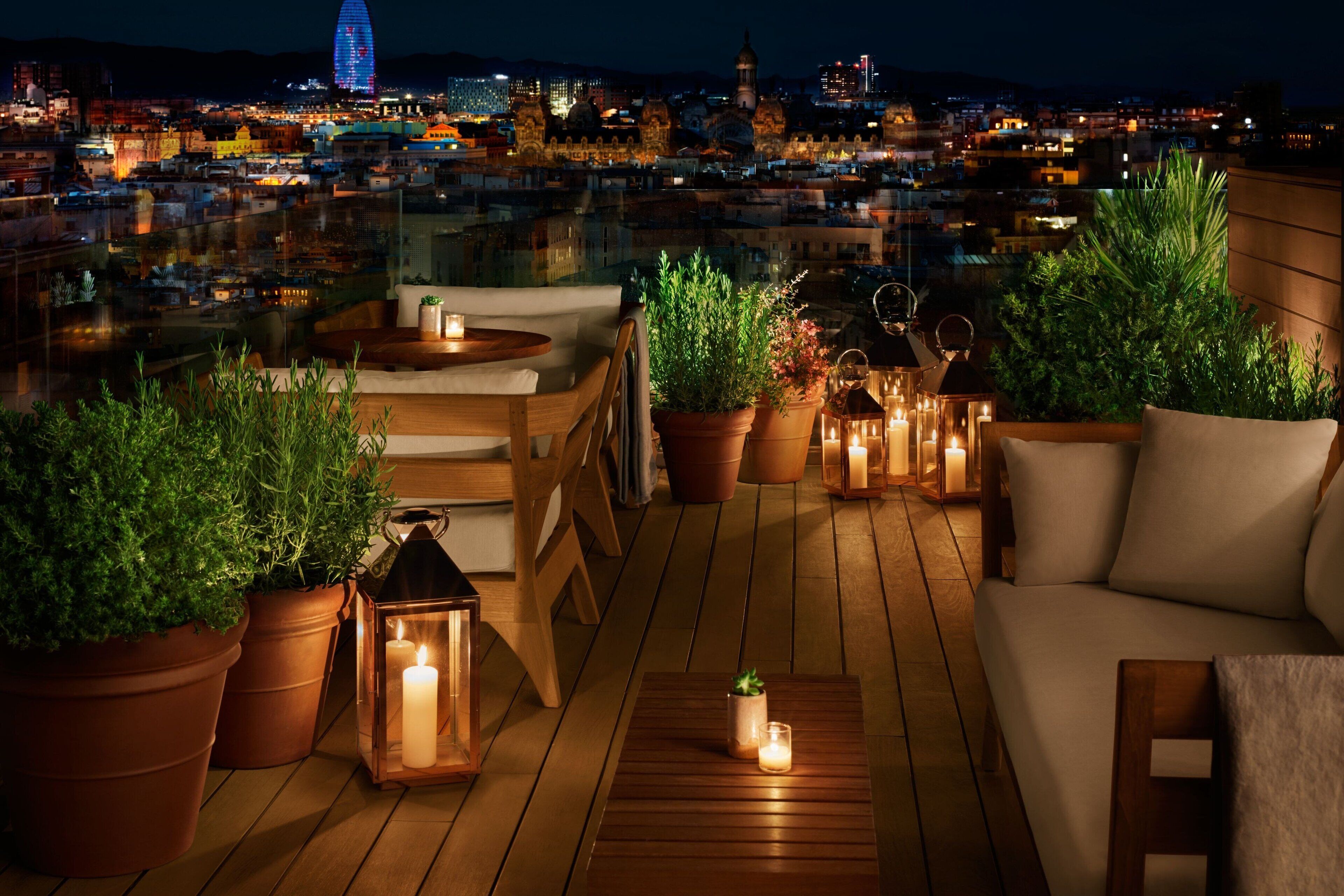 2 bars/lounges, rooftop bar, cocktail bar