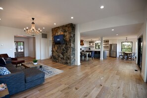 Smart TV, fireplace, video games, Netflix - Serene Lake Retreat: Enjoy lake views and privacy with 15 wooded acres  (Blue Eye)