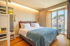 Zimmersafe, Schreibtisch, Verdunkelungsvorhänge, schallisolierte Zimmer