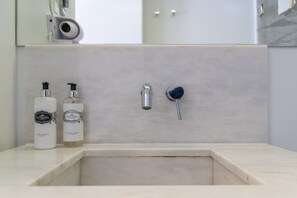 Baño | Artículos de higiene personal gratuitos, secador de pelo y toallas
