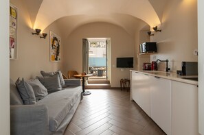 Un intérieur moderne comprenant un canapé, une table à manger et un coin cuisine.