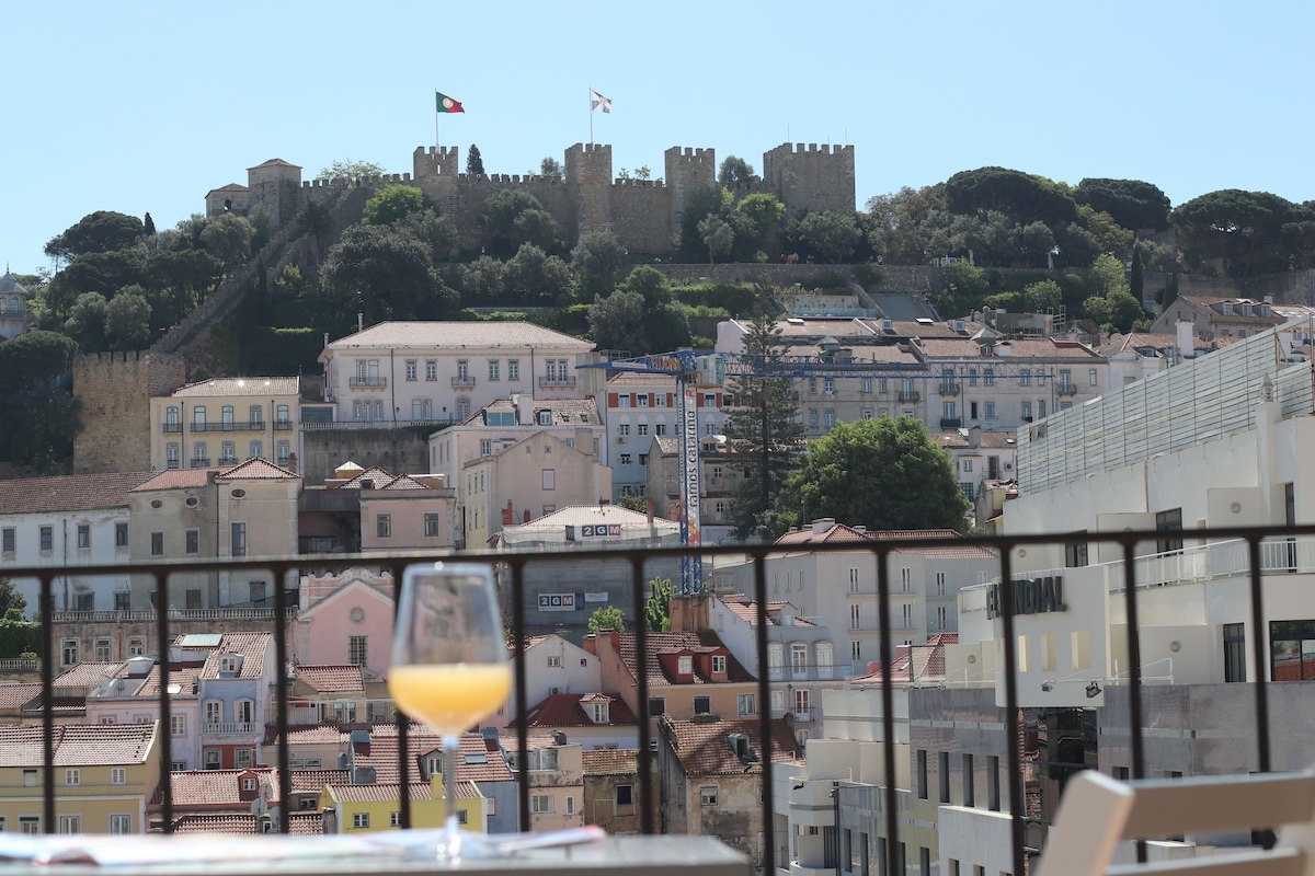 Une vue sur un paysage urbain, avec des bâtiments historiques et un château perché sur une colline.