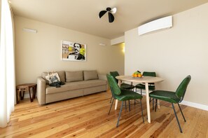 Apartamento, 1 habitación, acceso a la piscina | Sala de estar | Una Smart TV
