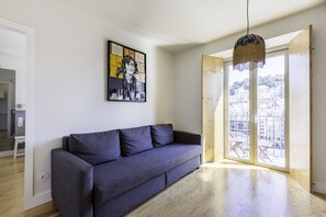 Appartement Exclusif, 1 chambre, vue ville | Salle de séjour | TV connectée
