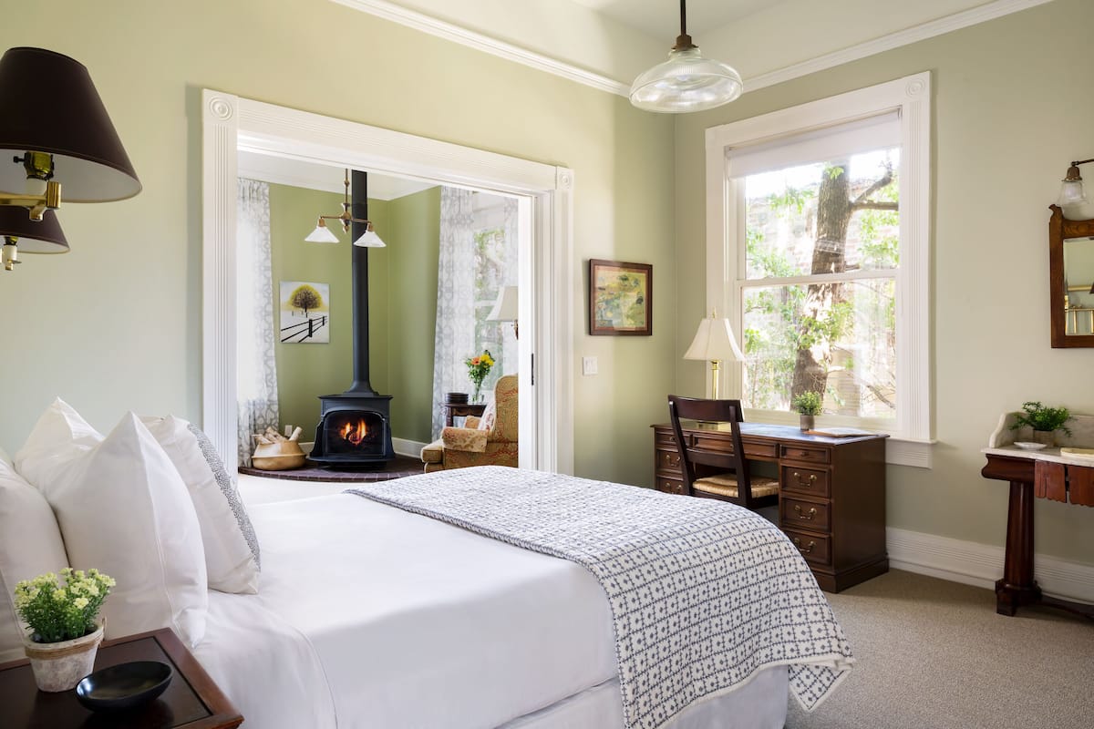 Suite superior, 1 cama de matrimonio, chimenea | 1 dormitorio y ropa de cama de alta calidad