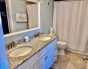 Badkar/dusch, hårtork, handdukar och tvål