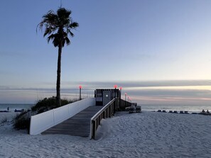 Een privéstrand, ligstoelen aan het strand, strandlakens
