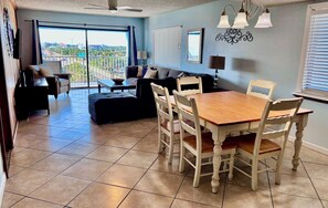 Een smart-tv, een dvd-speler, boeken en een filmbibliotheek