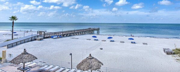 Privat strand, solstolar och strandhanddukar