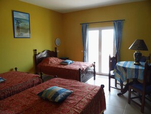 Classic Triple Room, Multiple Beds (Amarelo) | 1 bedroom, individually decorated, individually furnished