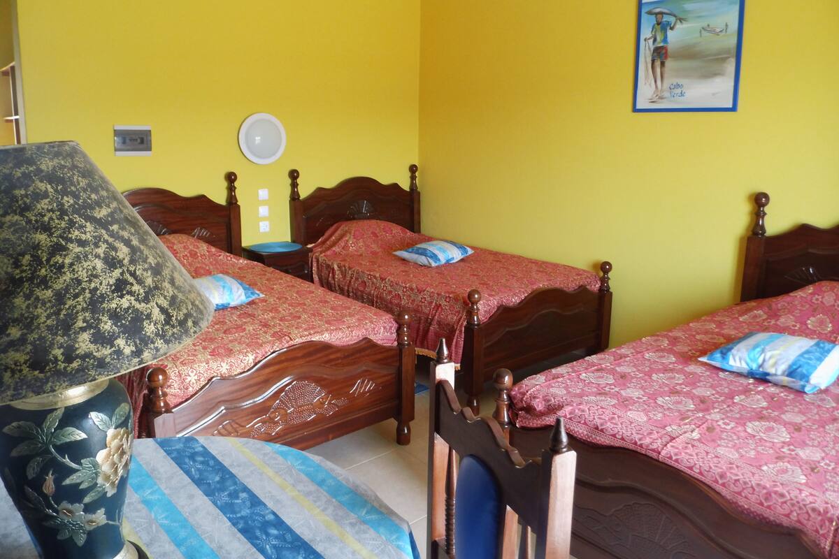Chambre Triple Classique, plusieurs lits (Amarelo)
