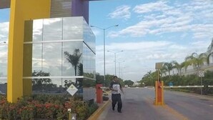 Un bâtiment moderne doté d’une façade en verre et d’une structure jaune et violette à l’avant.