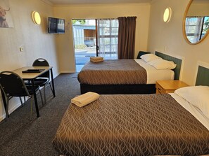 Standard Studio | Blackout drapes, free WiFi, bed sheets - Bulls Motel & Holiday Park (Bulls)