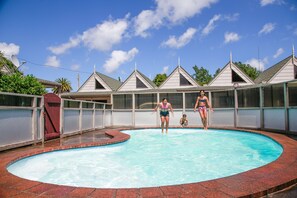Outdoor pool, open 8 AM to 8 PM, sun loungers - Bulls Motel & Holiday Park (Bulls)