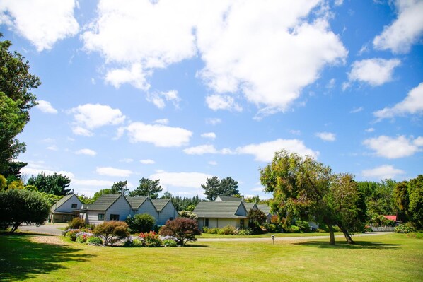 Property grounds - Bulls Motel & Holiday Park (Bulls)