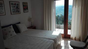 4 Schlafzimmer, Bügeleisen/Bügelbrett, Reisekinderbett, WLAN