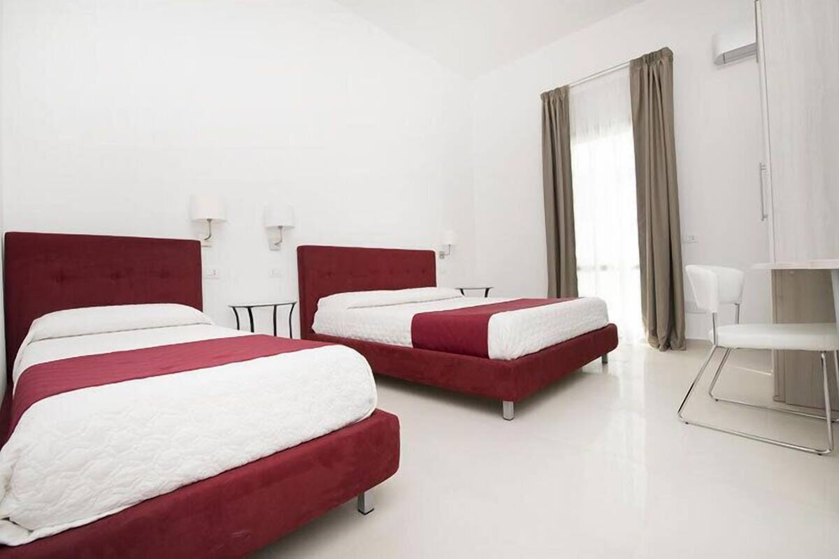 Habitació triple clàssica | Minibar, caixa forta a l'habitació, mobiliari individual i escriptori