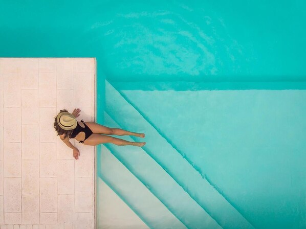 Piscine extérieure (ouverte en saison), chaises longues