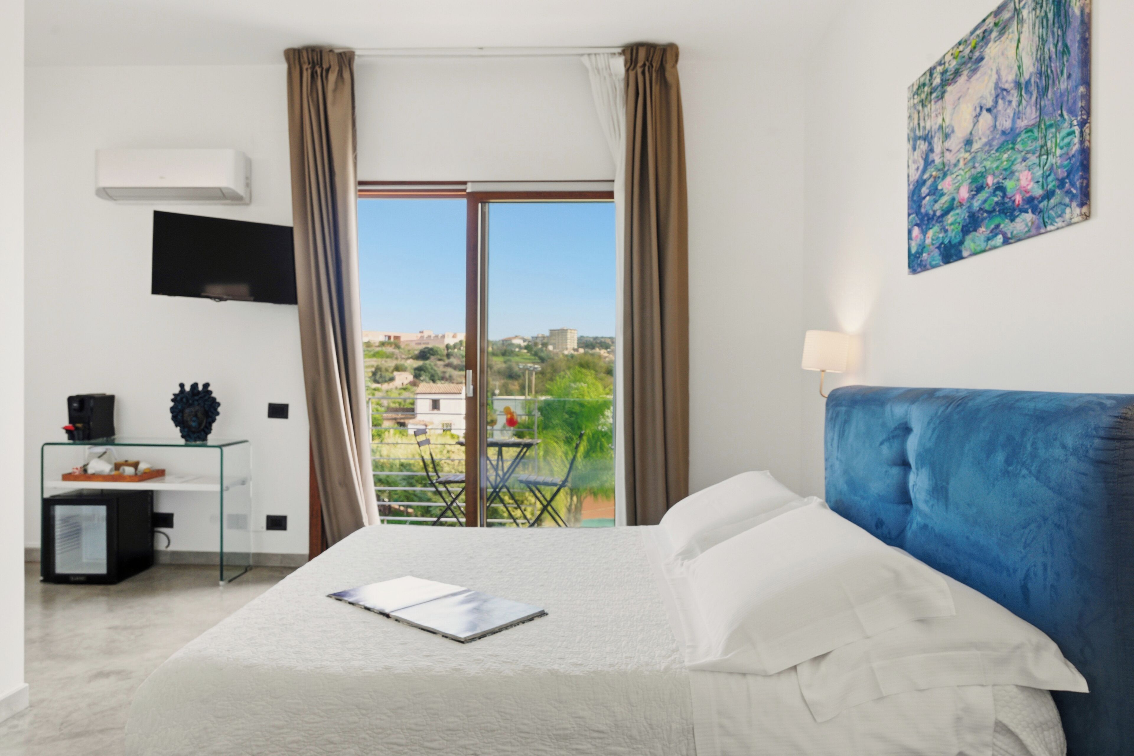 Deluxe kamer | Een minibar, een kluis op de kamer, individueel gemeubileerd, een bureau