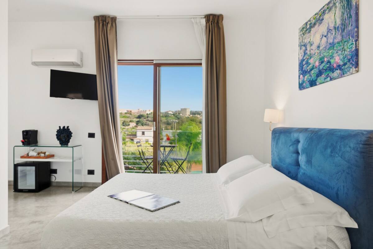 Deluxe Room | Minibar, in-room safe, individually furnished, desk