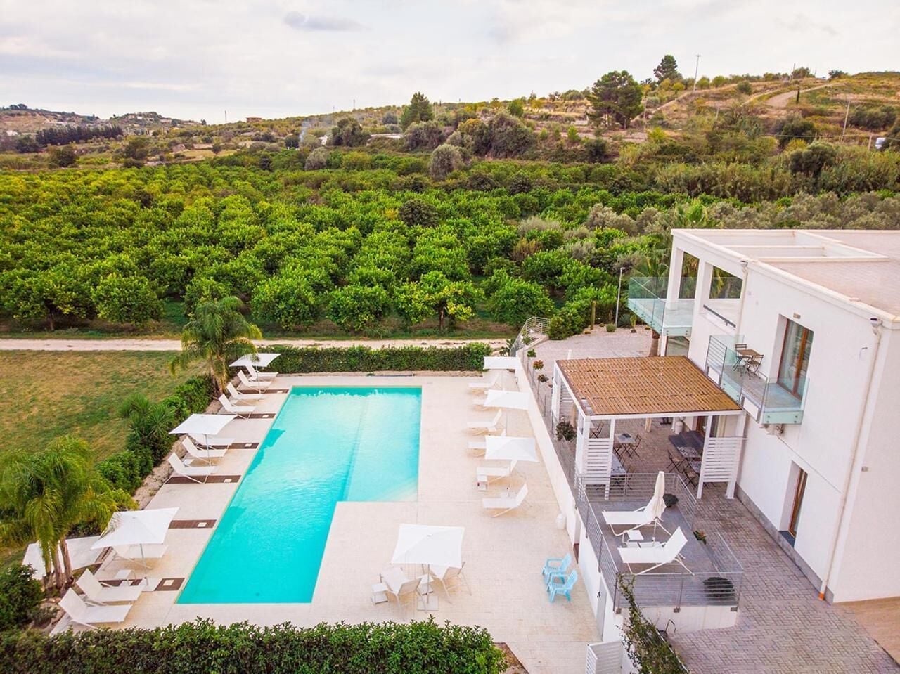 Außenpool (je nach Saison geöffnet), Liegestühle