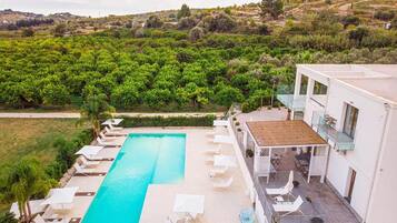 Außenpool (je nach Saison geöffnet), Liegestühle