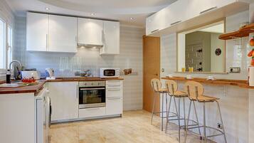 Een koelkast, een magnetron, een oven, een kookplaat