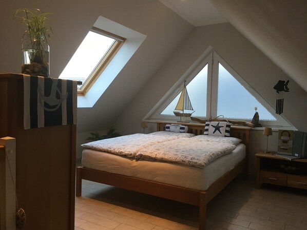 2 bedrooms, travel crib, free WiFi