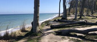 Exclusive apartment with 2 balconies and sea views - only 200m from the beach!