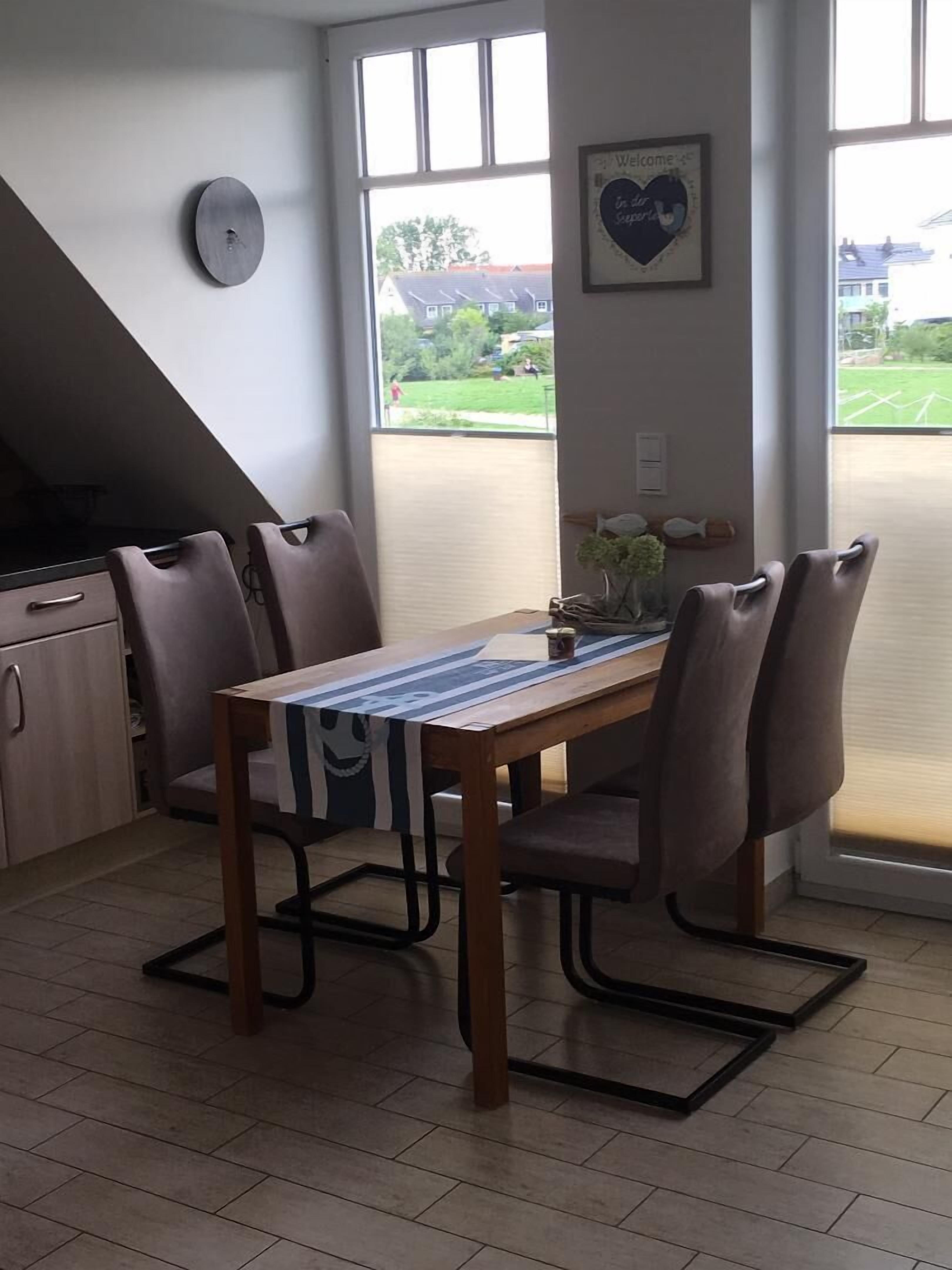 Exclusive apartment with 2 balconies and sea views - only 200m from the beach!