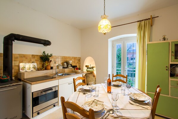 Kylskåp, ugn, spishäll och diskmaskin