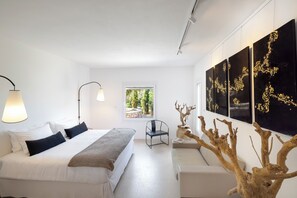 4 bedrooms, iron/ironing board, travel cot, free WiFi
