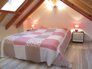 4 bedrooms, desk, iron/ironing board, travel cot - Magnificent Breton farmhouse, Pink Granite Coast, sleeps 8, nearby beaches (Trébeurden)