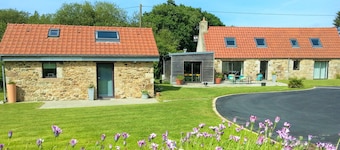 Beautiful Breton farmhouse, Pink Granite Coast, sleeps 8, near beaches