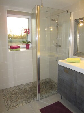 Bathtub, hair dryer, toilet paper - Magnificent Breton farmhouse, Pink Granite Coast, sleeps 8, nearby beaches (Trébeurden)