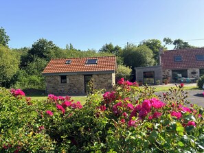 Exterior - Beautiful Breton farmhouse, Pink Granite Coast, sleeps 8, near beaches (Trébeurden)