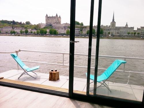 UNUSUAL GORGEOUS TRADITIONAL BOAT FACING THE CHATEAU DE SAUMUR