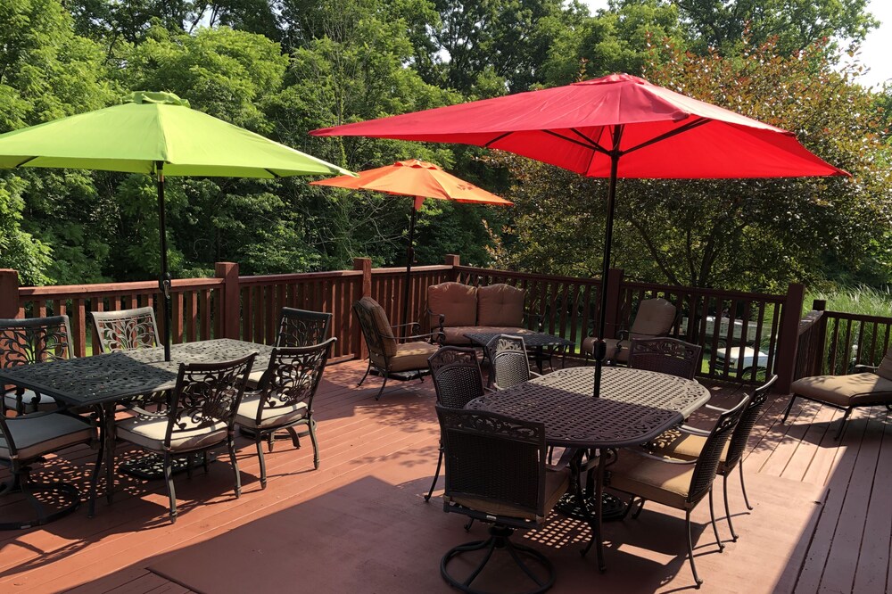 *Overlook, Hidden Gem + Large Deck for Entertaining Friends & Family