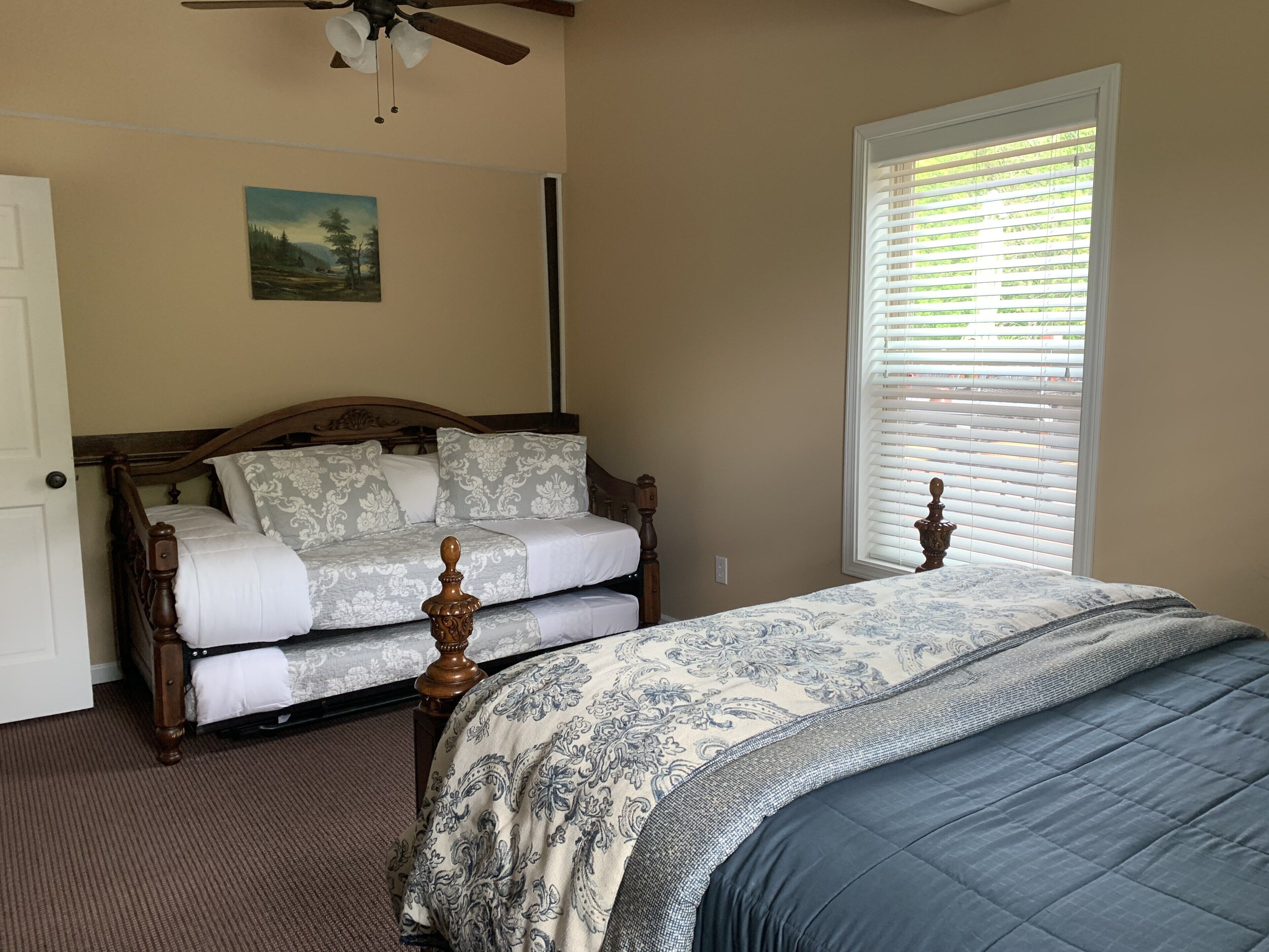 *Overlook, Hidden Gem + Large Deck for Entertaining Friends & Family