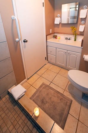 Shower, hair dryer, towels - Cheerful & Affordable Studio Apartment - Walking Distance to Beaches (Princeville)