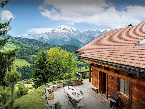 Chalet Parakima - luxury base for 15, hot tub & views - OVO Network