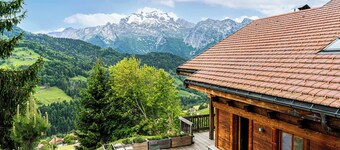 Chalet Parakima - luxury base for 15, hot tub & views - OVO Network