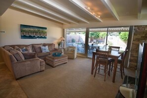 Télévision, cheminée, livres