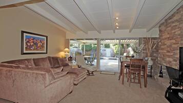 Televisión, chimenea, libros