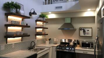 Frigorífic, microones, forn i placa de cuina