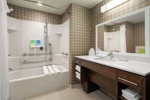 Studio, 1 Queen-Bett, barrierefrei, Badewanne | Badezimmer | Duschwanne, kostenlose Toilettenartikel, Haartrockner, Handtücher