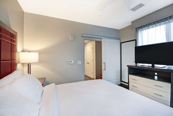A hotel room with a bed, a TV, a desk, and a wardrobe. - Homewood Suites by Hilton Athens Downtown University Area (Athens)