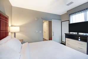 Suite, 1 llit de matrimoni, accessible (Hearing) | Cortines opaques, planxa i posts de planxar i wifi gratuïta