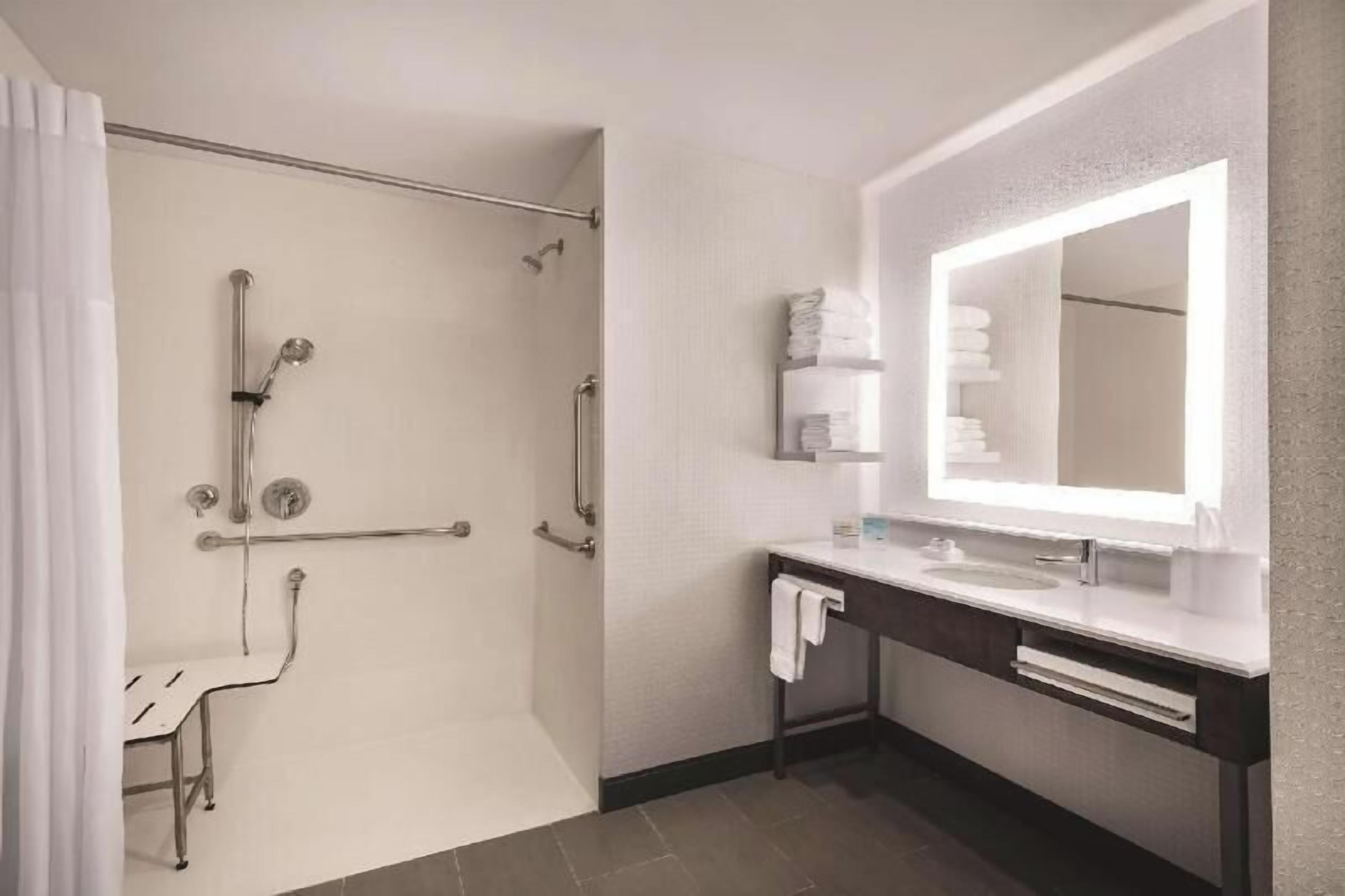 Bathroom | Free toiletries, towels